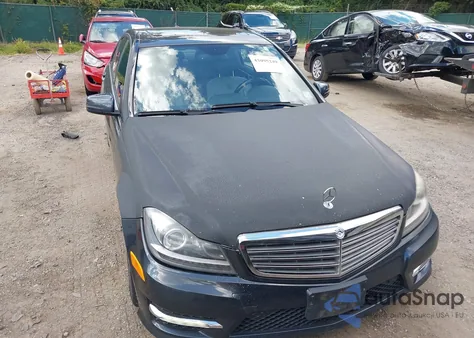 2013 Mercedes-Benz C 300 Sport 4Matic z USA, uszkodzony, nr VIN WDDGF8AB5DR259408